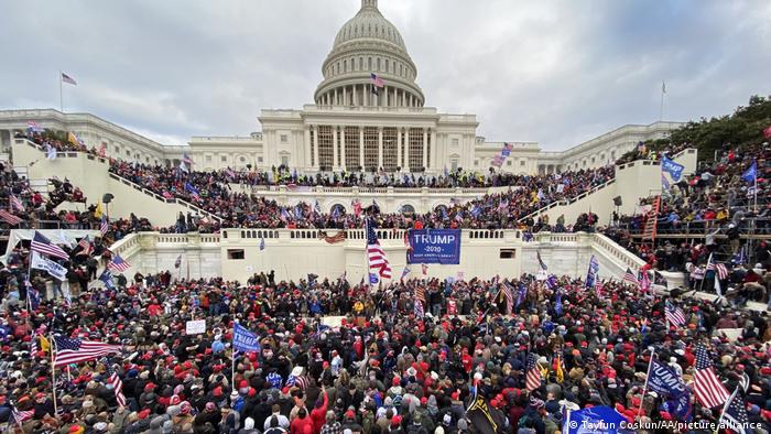 Une foule prend d'assaut le Capitole.