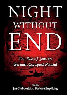 Couverture de livre rouge et noir avec les mots : Une nuit sans fin, le sort des Juifs dans la Pologne occupée par les Allemands
